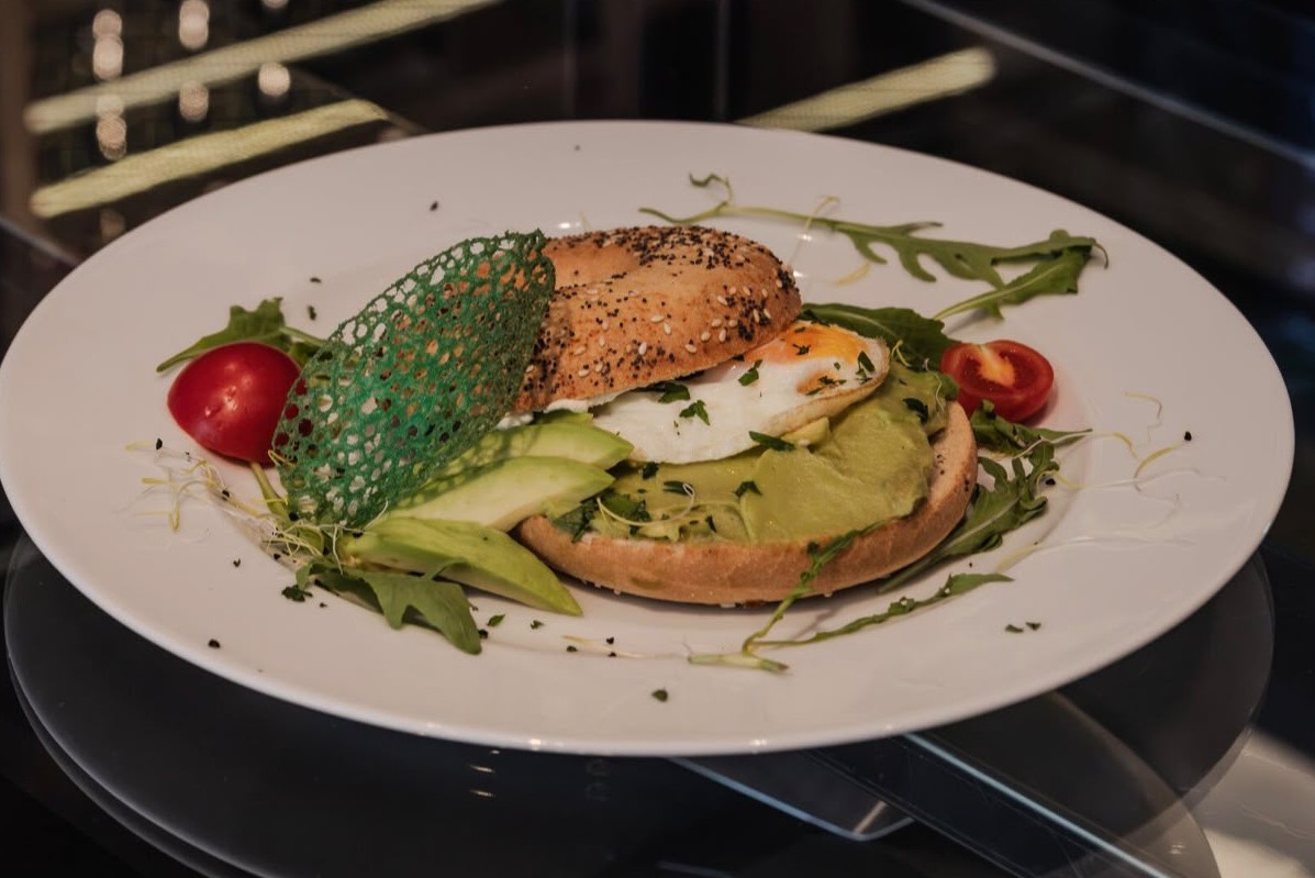 Bagel mit Ei, Avocado und Rucola